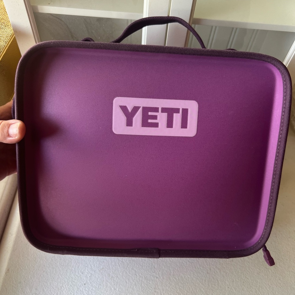 Like New Yeti purple Daytrip lunchbox